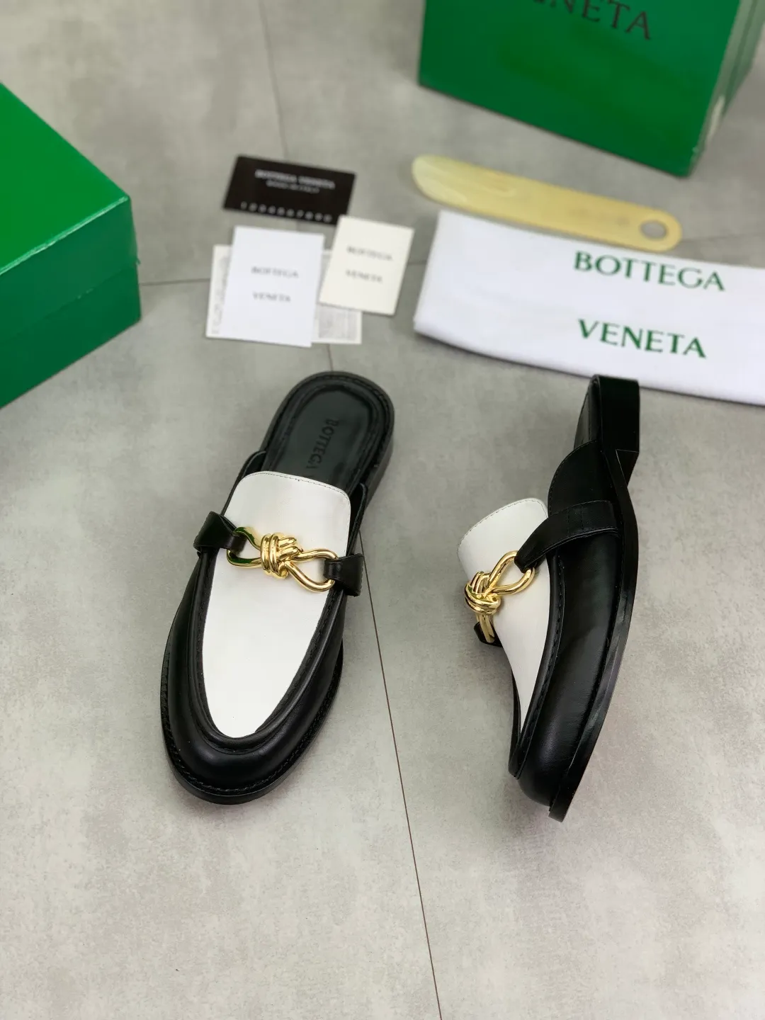 Men's shoes 💰P800 [New model] (genuine leather outsole) water-dyed cow lining 💰High-quality business couple half-slip leather shoes 💎💎💎 BOTTEGA VENETA official website synchronizes the latest top version of BV in the market, accepts material comparison, shoe type comparison, process comparison, practical and textured, versatile and suitable for any occasion, the more you look at it, the more flavorful it becomes. Purely hand-knitted craftsmanship - Upper material, calfskin imported from Italy 🇮🇹 - High-quality water-dyed cowhide lining - Original private model customized leather outsole -Size: Female 35-39 (40 ordered) Male 39-44 (38 45 can be customized) Color: Multiple colors available